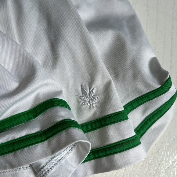 Boast white tennis skirt. Size Medium but shrunk. Absolutely a size XS/s. - Picture 3 of 6